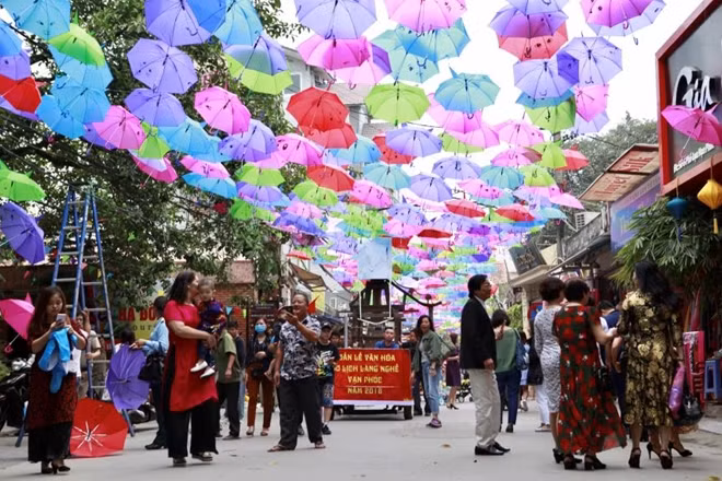 From 1958 to 1988, Van Phuc silk mostly was exported to Eastern European market, and since 1990, it has been known widely in many countries all over the world.