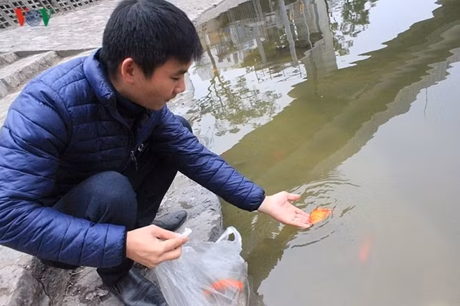 On the 23rd day of the last lunar month of the year, the Kitchen Gods ride on carp as they travel to Heaven to deliver their annual report on the family’s activities to the Jade Emperor. Before the ceremony to see off the Kitchen Gods, the family tidies up their home and buys offerings for a Kitchen Gods ritual.