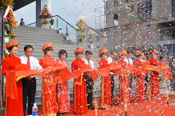 As a public unit under the Hoang Sa district People’s Committee, the center holds special political significance as it displays information, documents and images evidencing Vietnam’s exploration and establishment and protection of its sovereignty over the Hoang Sa and Truong Sa (Spratly) archipelagoes.