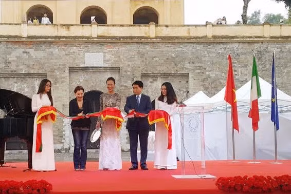 Chairman Nguyen Duc Chung and Italian Ambassador Cecilia Piccioni at the inauguration ceremony.