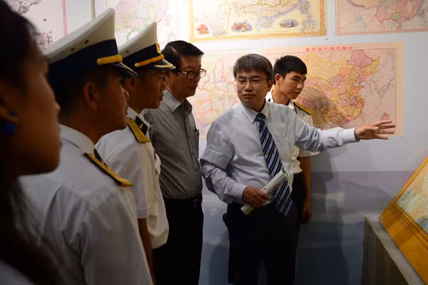 In particular, the center has the shape of the sovereignty seal in the Nguyen Dynasty, which is meant to show that Vietnam established and exercised sovereignty over Hoang Sa very early.