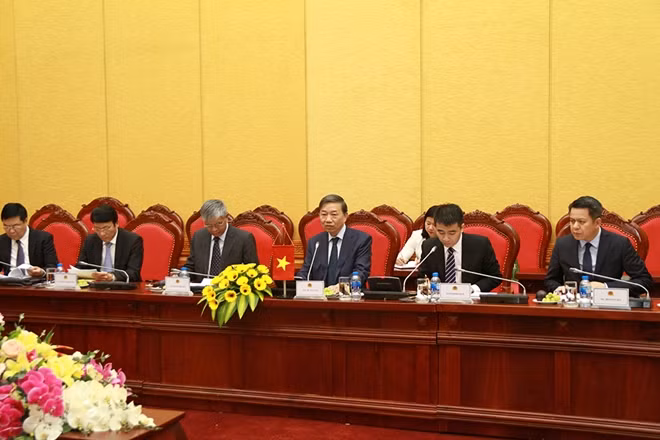 Minister To Lam speaking at the meeting.
