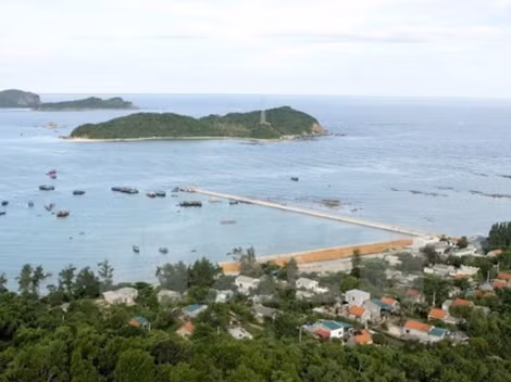 President visits soldiers, people in Co To island district ảnh 3