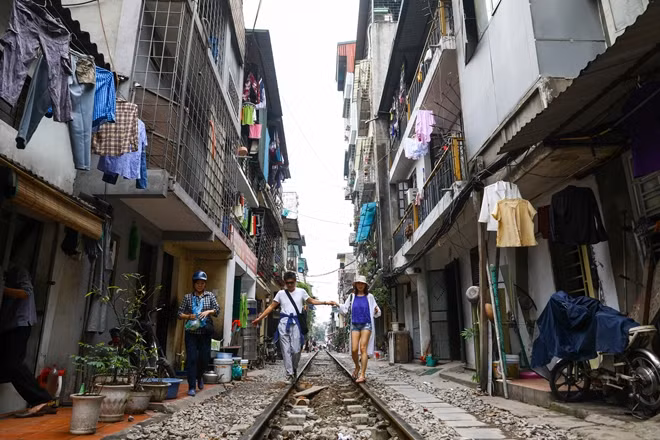 Hanoi Train Street is located between Le Duan and Kham Thien street in Hanoi’s old quarter.