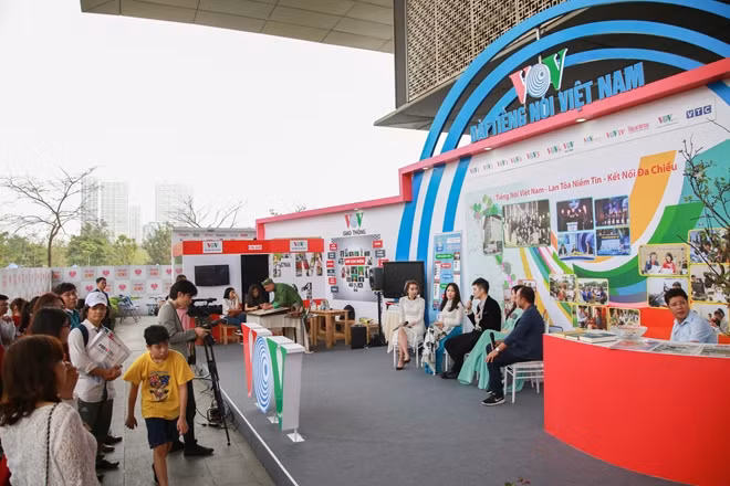 VOV corner was attractive with live programs and the rice logo.