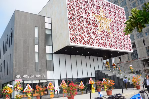 The 4-storey exhibition center which is located at Tho Quang ward, Son Tra district, Da Nang city, was built from December 2015 at total cost of 43.3 billion VND (nearly USD 1.9 million). Da Nang City People’s Committee delivered the financial backing and Japan’s Wrights Architects provided consultancy and design for the house.