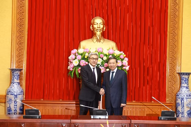 Minister To Lam (right) shaking hand with Secretary Amarjargal Gansukh (left).