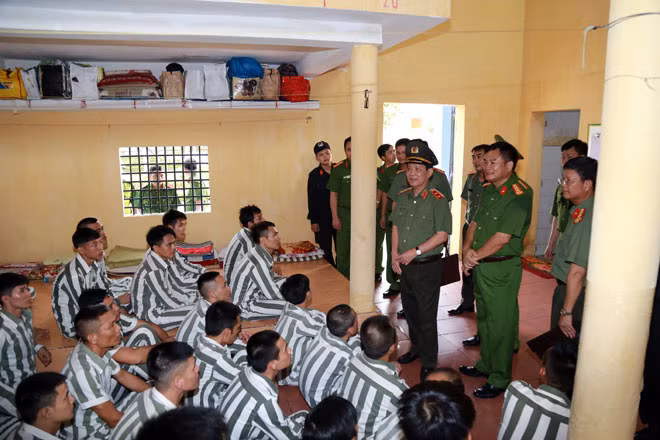 Deputy Minister visiting prisoners of the Hoang Tien Prison.