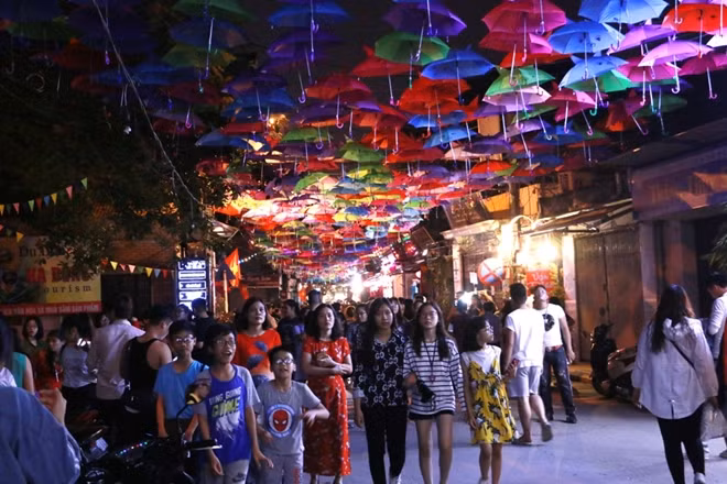Situated on the bank of Nhue River, about 10km southwest of Hanoi Old Quarter, Van Phuc silk village is renowned for its traditional weaving and premium quality silk products. At the age of more than 1,200 years, Van Phuc is proud to be the most ancient silk village which provides the best silk in Vietnam.