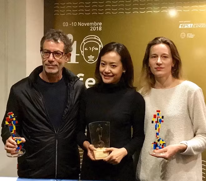 Director Hong Anh (center) holding the award of "The Way Station". Director Hong Anh (center) holding the award of "The Way Station".