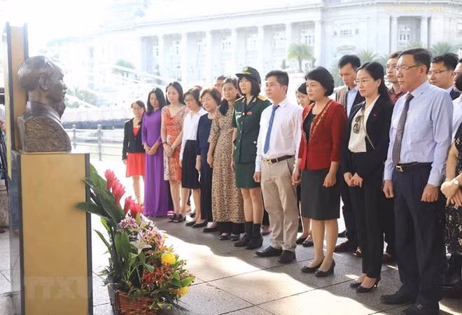 Vietnamese people in Singapore offer flowers to late President Ho Chi Minh at his statue in the Asian Civilisations Museum (Source: VNA)