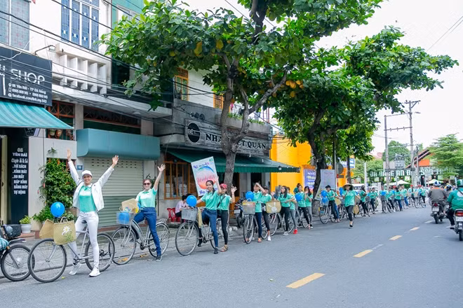 Miss H'Hen Niê and youths of Da Nang cycling around Da Nang city with the aim of disseminating information to people to protect environment.