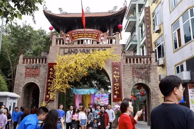 During the 10-day festival, various activities celebrating the traditional silk weaving will be held until 11pm, such as worship ceremony, crafts market, art show and folk games. Food stalls will serve local cuisine while bonsai plants and flowers will be available at the site.
