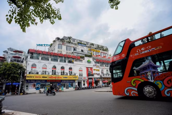 Dong Kinh Nghia Thuc Square. The bus follows the Euro 4 emission standards, creating favourable conditions for the elderly, children and the people with disabilities.