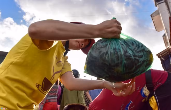 Customers can also find processed seafood with typical products such as processed shrimp and grilled chopped fish. When women are busy at the market, their men take time to relax after their fishing trip. The market closes at 8 am.