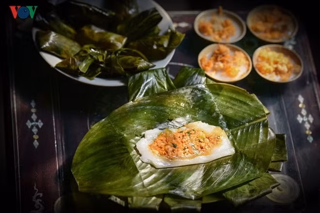Banh Nam (rice flour wrapped in banana leaves with shrimp cakes).
