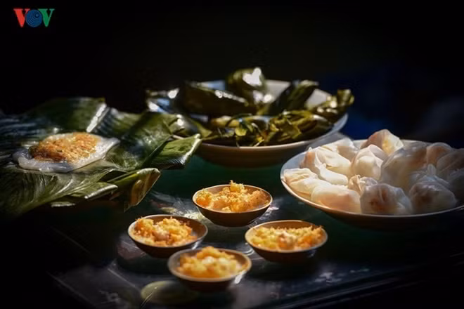 Banh Beo (Water fern cake). It is white in colour and usually has a dimple in the centre, which is covered with savoury recipes including chopped dried or fresh shrimp, scallions, mung bean paste, crispy fried shallots, fish sauce, rice vinegar, and oil.