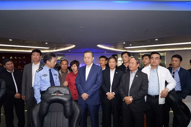 The Vietnamese delegation visiting the Dalian Management Center of Traffic Police.