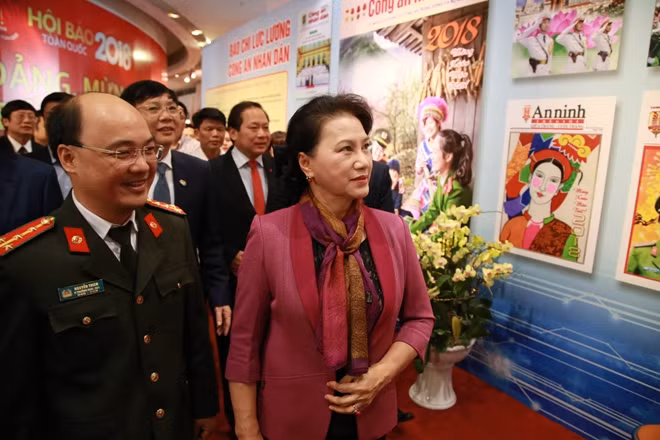 Chairwoman of the National Assembly Nguyen Thi Kim Ngan visits stands at the National Press Festival 2018.