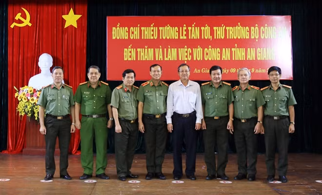 Deputy Minister Le Tan Toi and other delegates at the event.