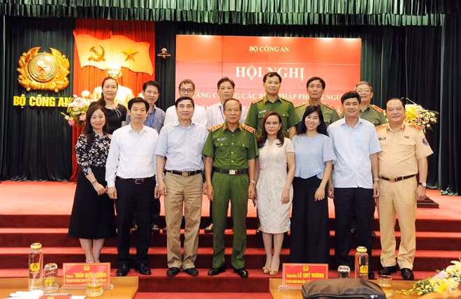 Deputy Minister Le Quy Vuong and delegates at the event.