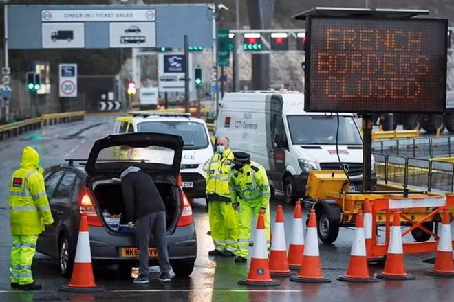Britain, stuck in COVID-19 isolation, strives to lift France's freight ban ảnh 1