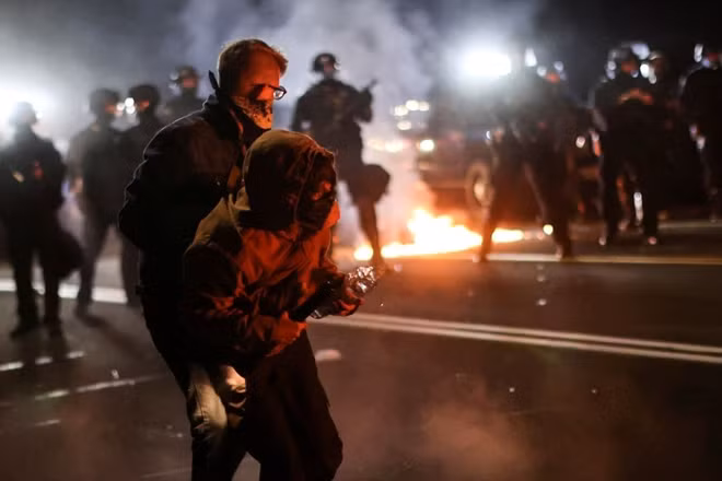 Portland protesters throw fire bombs at officers on 100th day of demonstrations ảnh 1