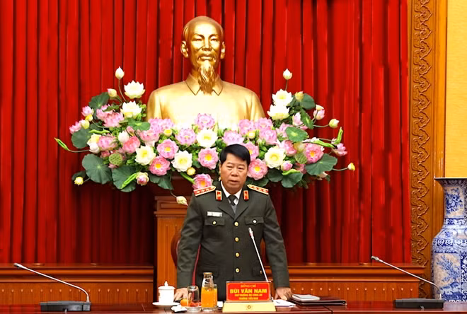 Deputy Minister Bui Van Nam speaks at the event.