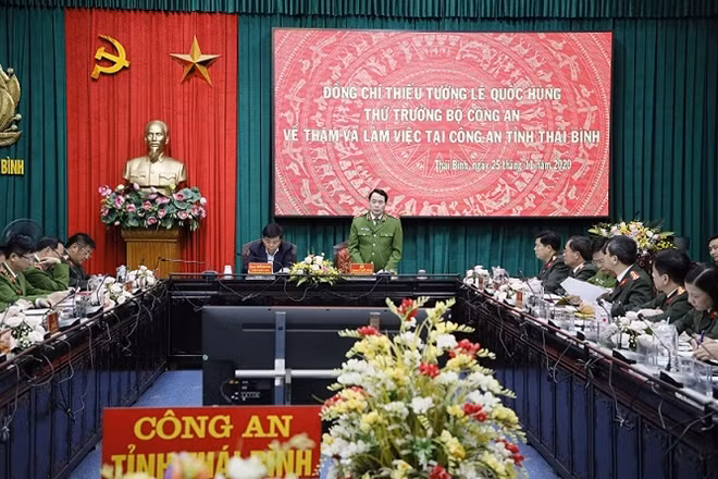 Deputy Minister Le Quoc Hung delivers his speech at the meeting with the police of Thai Binh province.