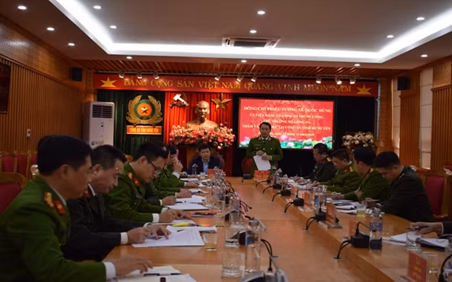 Deputy Minister Le Quoc Hung speaks at the meeting with the police of Hung Yen province.