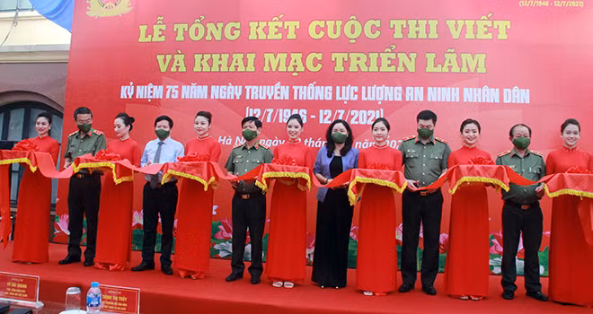 Deputy Minister Nguyen Van Son and other delegates cut the ribbon to open the exhibition.