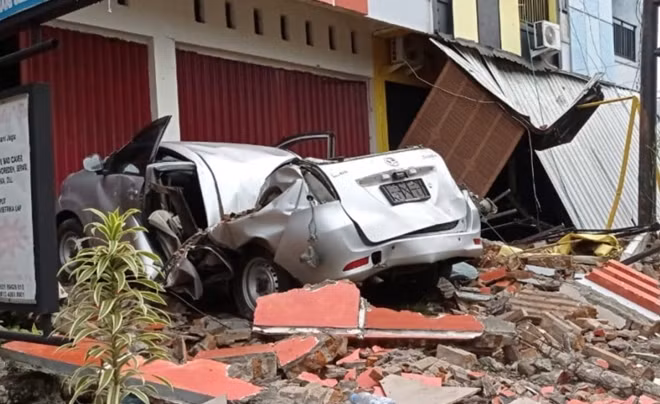 Indonesia quake kills at least 35, injures hundreds ảnh 1
