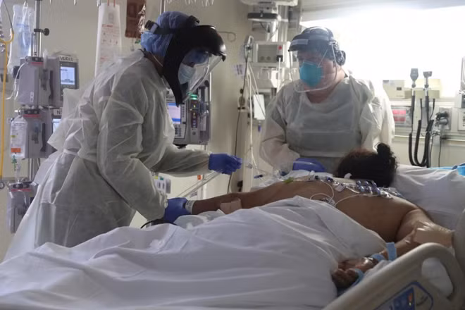 Fears of second U.S. coronavirus wave rise on worrisome spike in cases, hospitalizations ảnh 1