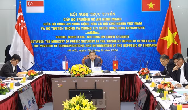 Minister To Lam speaks at the conference.