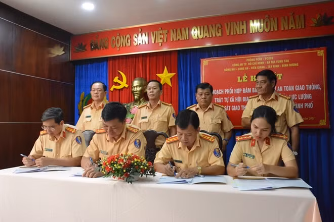 Leaders of the traffic police units of Ho Chi Minh City, Binh Duong, Dong Nam, Long An, Tay Ninh, Tien Giang and Ba Ria Vung Tau province sign cooperation program.