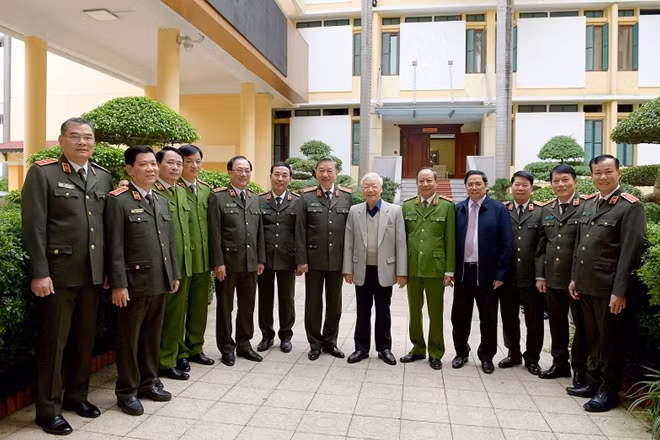 Party Secretary-General and State President Nguyen Phu Trong; Mr. Pham Minh Chinh, Head of the Party Central Committee’s Commission for Organization; and leaders of the Ministry of Public Security.