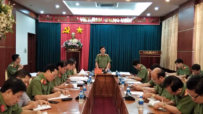 Deputy Minister Nguyen Van Son speaks at the meeting with relevant units on the project to rearrange premises and facilities of public security schools in the South.