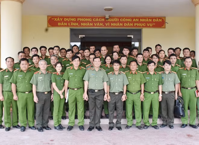 Deputy Minister Le Tan Toi and officers of the Criminal Police Division under the Bac Lieu Provincial Police Department.