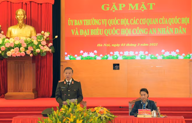 Minister To Lam speaks at the event.