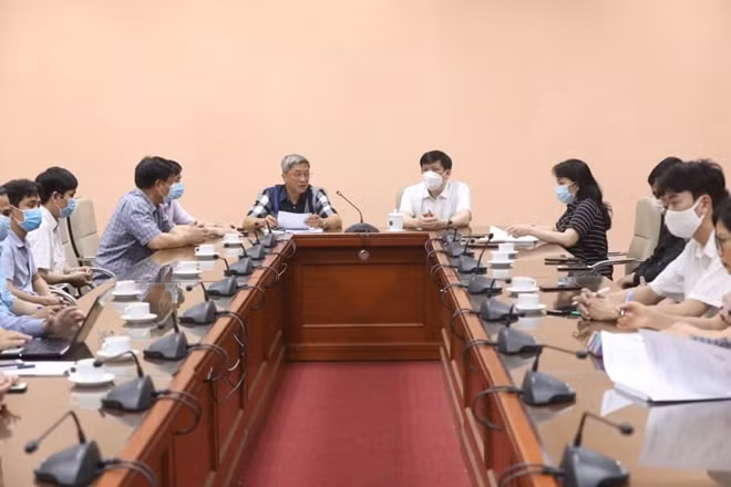 Minister of Health Nguyen Thanh Long and delegates at the meeting in Hanoi. Minister of Health Nguyen Thanh Long and delegates at the meeting in Hanoi.