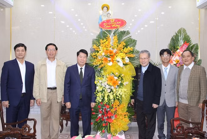 Deputy Minister Bui Van Nam present flowers to congratulate Archbishop of the Hue Archdiocese Giuse Nguyen Chi Linh and all local priests, religious dignitaries and parishioners.