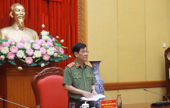 Deputy Minister Nguyen Van Son speaks at the event.