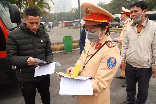 Functional forces under the Ministry of Public Security in collaboration with the Hanoi health’s sector on January 21 inspected and issued special plates for 109 vehicles that will be in service of the upcoming 13th National Party Congress.