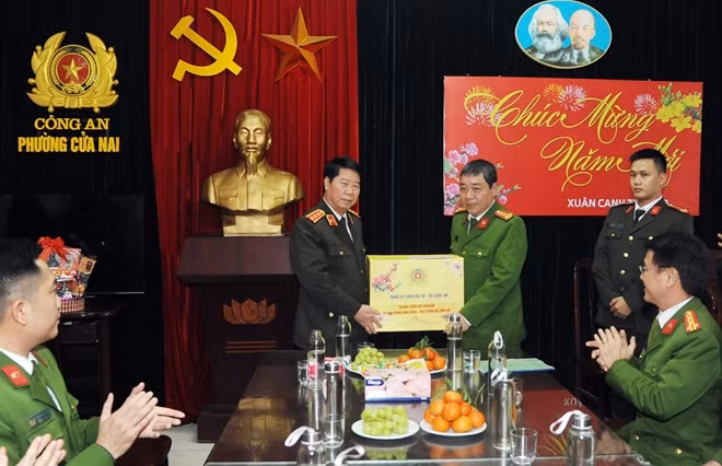 Deputy Minister Bui Van Nam presents gifts and extends best wishes to the Cua Nam Ward Police Post. Deputy Minister Bui Van Nam presents gifts and extends best wishes to the Cua Nam Ward Police Post.