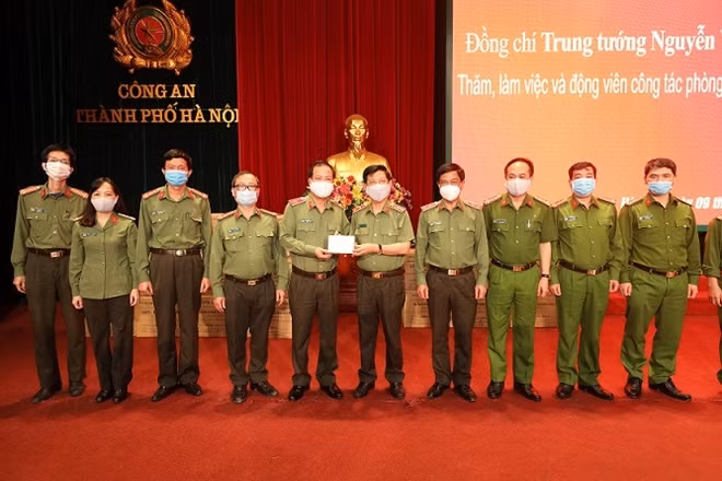 Deputy Minister Nguyen Van Son presents gifts to Ha Noi police officers and soldiers.