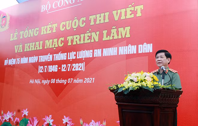 Deputy Minister Nguyen Van Son speaks at the event.