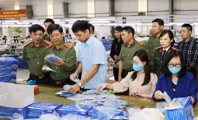 Deputy Minister Nguyen Van Son inspects production of facemasks at 19/5 Company.