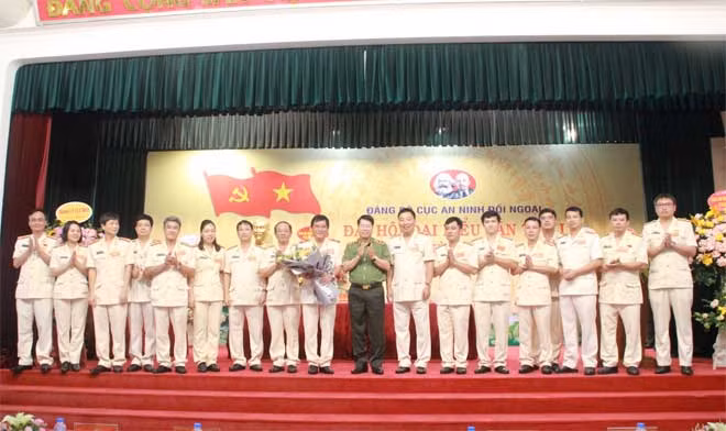 Deputy Minister Bui Van Nam and delegates at the event.