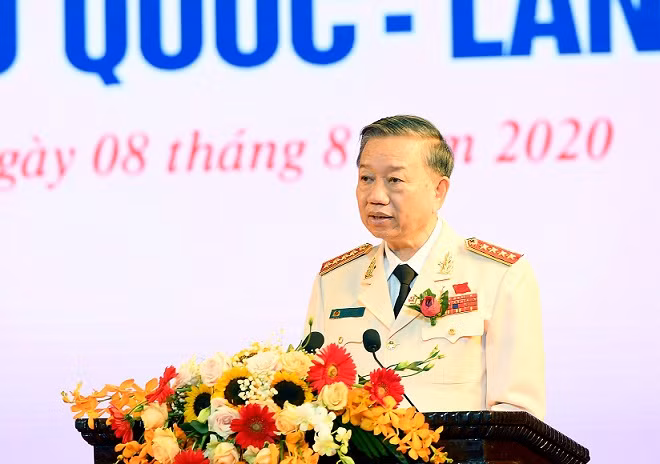 Minister To Lam delivers the opening speech at the Congress.
