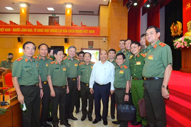 President Nguyen Xuan Phuc, Minister To Lam and other delegates at the event.